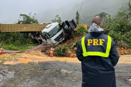 Carro Virtus atingido pelo deslizamento de terra na BR-376 em cima de um caminhão na última segunda-feira