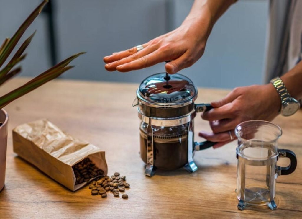 Na foto, uma prensa francesa com café - Metrópoles