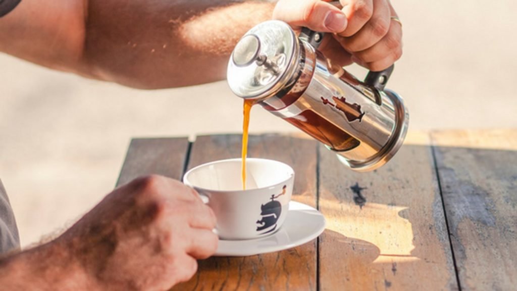 Na foto, uma prensa francesa com café - Metrópoles
