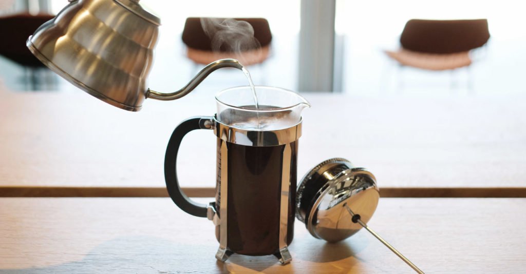 Na foto, uma prensa francesa com café - Metrópoles