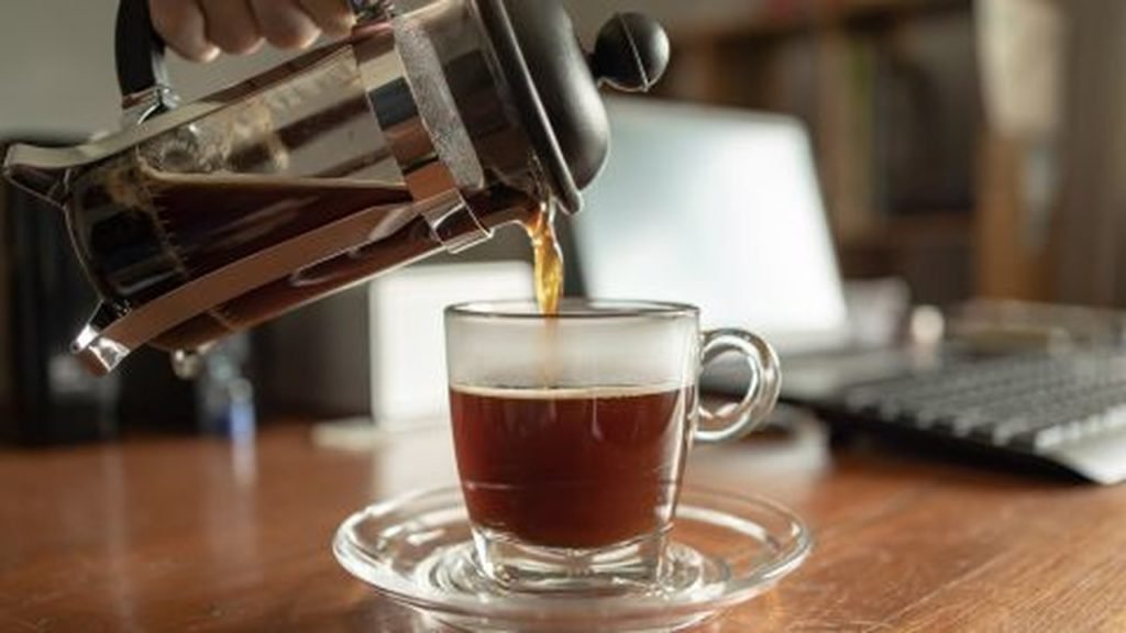 Na foto, uma prensa francesa com café - Metrópoles