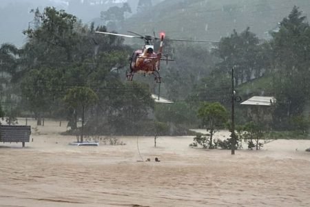Helicóptero resgata mulher que ficou com água até o pescoço durante enchente em Santa Catarina - Metrópoles