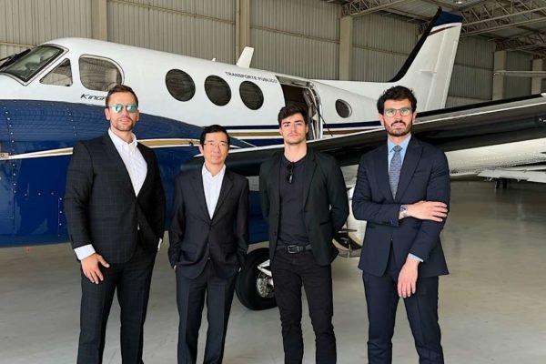 Quatro homens brancos que ocuparão cargos na empresa de aviação Flapper - Metrópoles