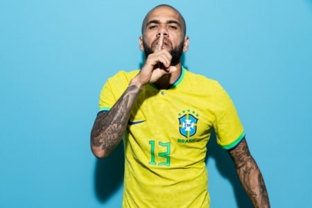 Daniel Alves faz sinal de silêncio com uniforme da Seleção Brasileira