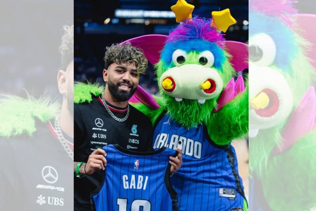 Gabigol bate bola com mascote do Orlando Magic e ganha camisa 10