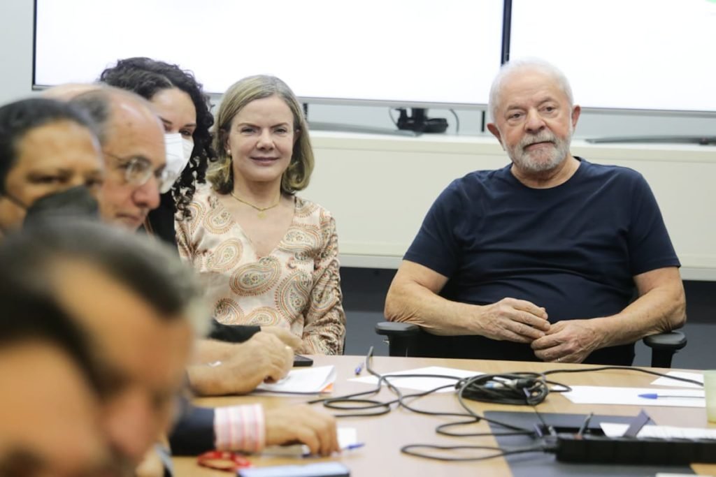 O eleito presidente Lula se reúne com as centrais sindicais ao lado de Gleisi Hoffman, no gabinete de transição. Na imagem, todos posam para foto ao redor de mesa, no CCBB - Metrópoles