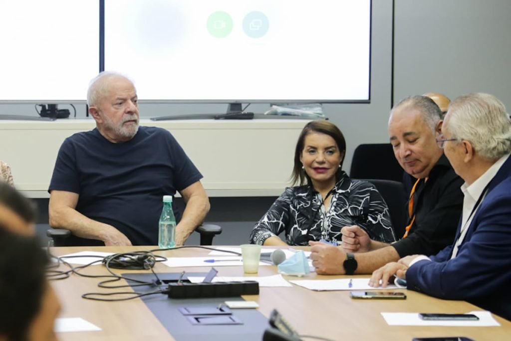 O eleito presidente Lula se reúne com as centrais sindicais ao lado de Gleisi Hoffman, no gabinete de transição. Na imagem, eles conversam ao redor de mesa, no CCBB - Metrópoles
