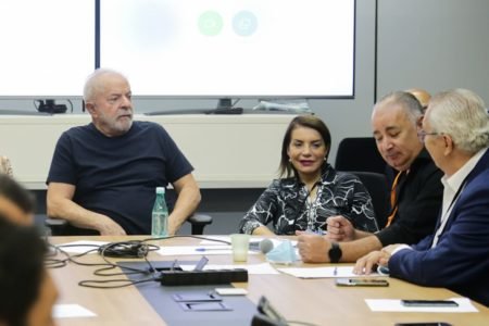 O eleito presidente Lula se reúne com as centrais sindicais ao lado de Gleisi Hoffman, no gabinete de transição. Na imagem, eles conversam ao redor de mesa, no CCBB - Metrópoles
