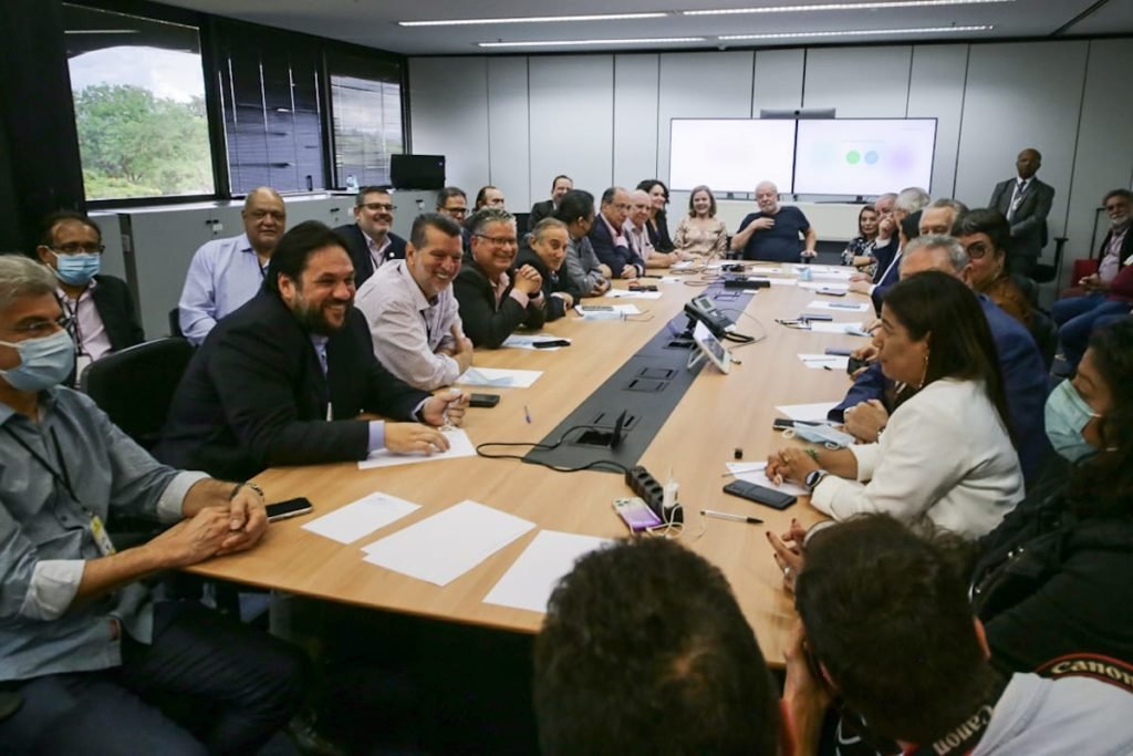 O eleito presidente Lula se reúne com as centrais sindicais ao lado de Gleisi Hoffman, no gabinete de transição. Na imagem, todos posam para foto ao redor de mesa, no CCBB - Metrópoles