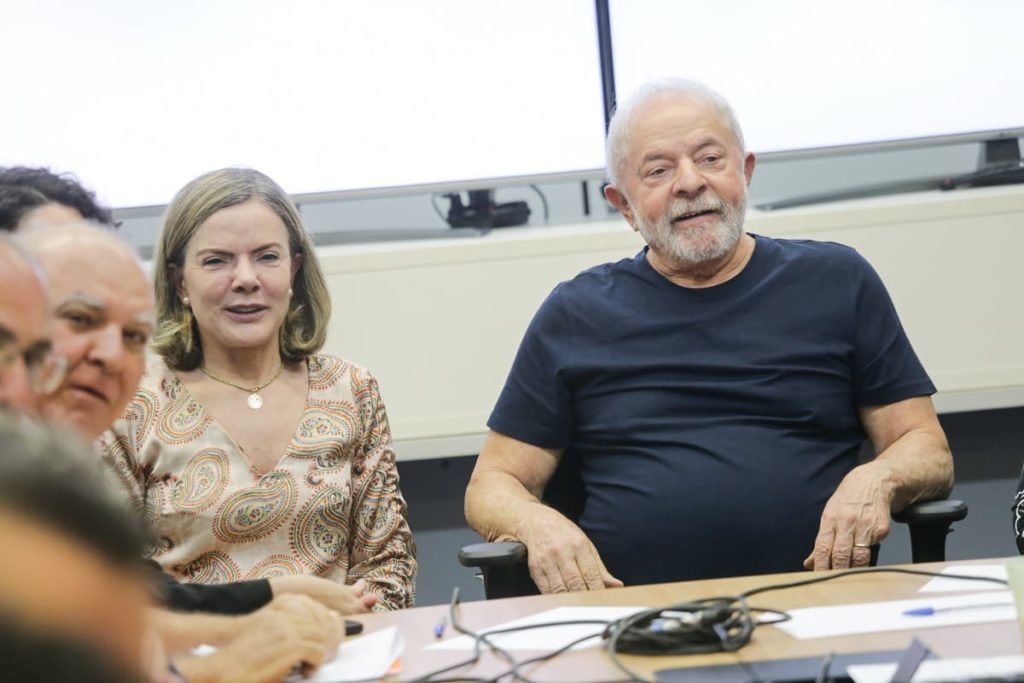 O presidente eleito Lula se reúne com as centrais sindicais ao lado de Gleisi Hoffman, no gabinete de transição. Na imagem, eles conversam ao redor de mesa, no CCBB - Metrópoles