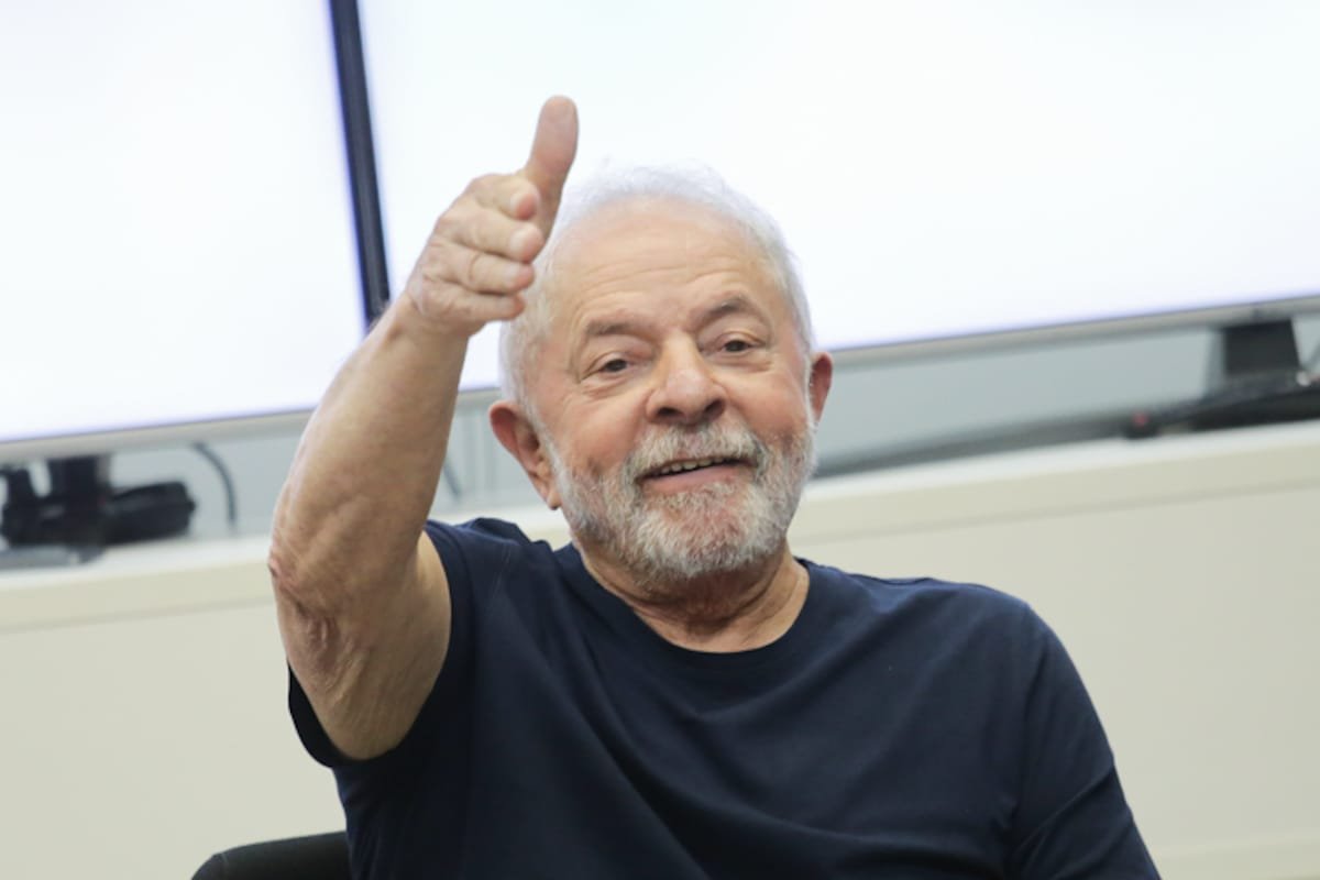 O presidente eleito Lula se reúne com as centrais sindicais ao lado de Gleisi Hoffman, no gabinete de transição. Na imagem, Lula aponta para frente, sentado à mesa - Metrópoles