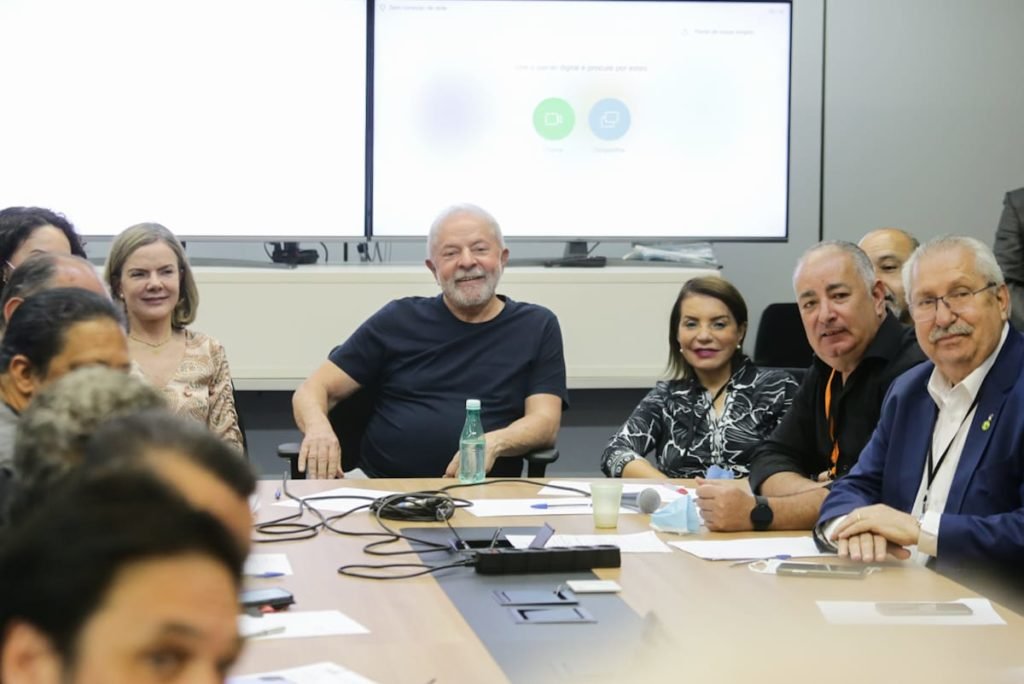 O eleito eleito presidente Lula se reúne com as centrais sindicais ao lado de Gleisi Hoffman, no gabinete de transição. Na imagem, todos posam para foto ao redor de mesa, no CCBB - Metrópoles