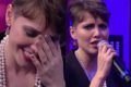 À esquerda, Letícia Colin coloca a mão no rosto e sorri constrangida; à direita, Letícia Colin canta no Lady Night - Metrópoles
