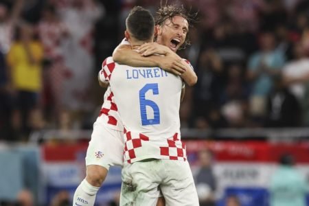 A Croácia parou em Courtois, não marcou gols, mas se classificou em segundo lugar no grupo - Metrópoles