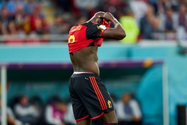 O jogador Lukaku coloca a camisa na cabeça, irritado, após eliminação da Bélgica da Copa do Mundo do Catar - Metrópoles