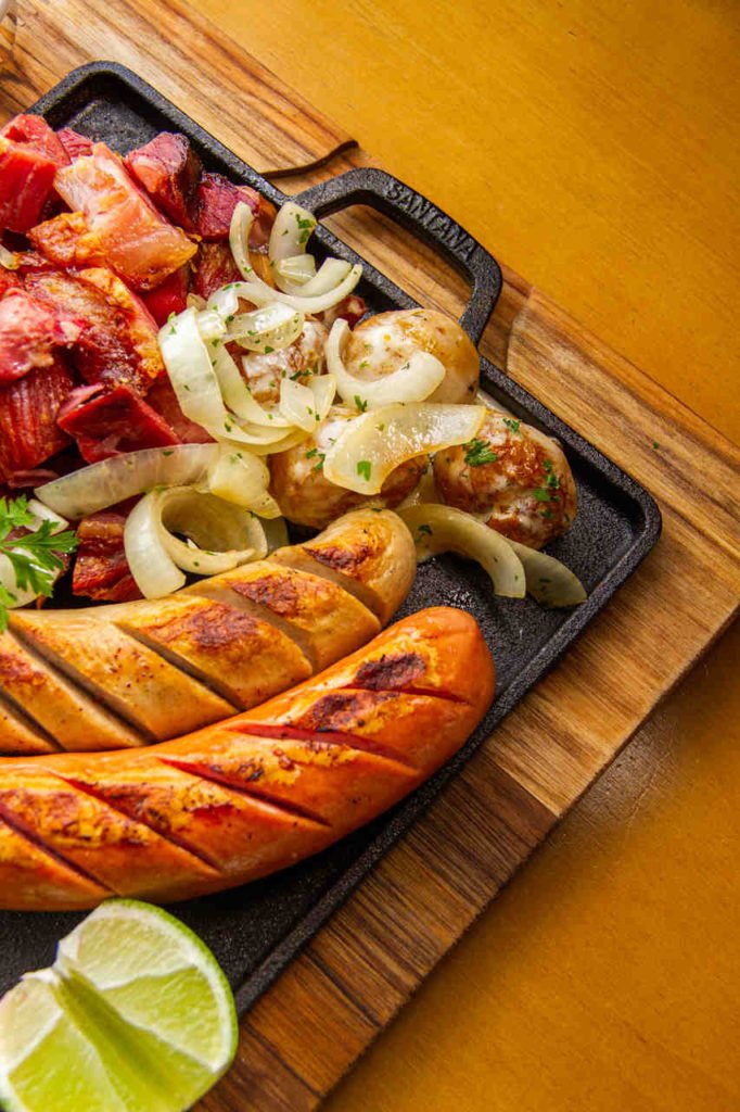 Na foto, tábua quente com linguiça e legumes - Metrópoles
