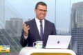 Rodrigo Bocardi sorri ao olhar para a câmera no estúdio do Bom Dia SP - Metrópoles