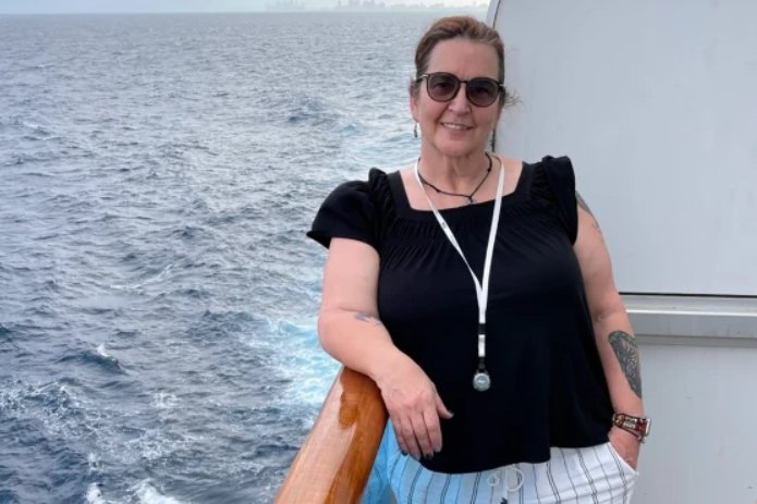 Imagem colorida: mulher em pé em um carco com uma das mãos no bolso - Metrópoles