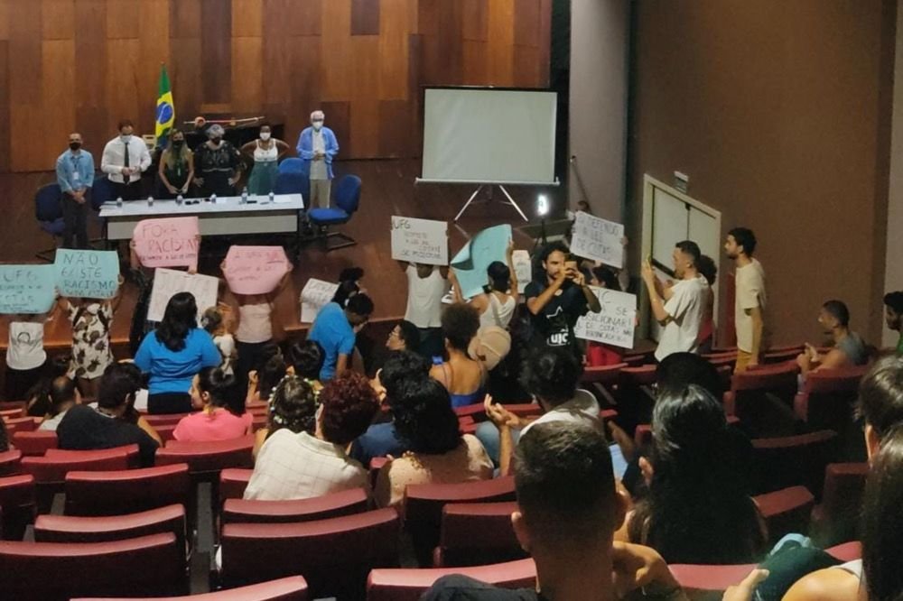 protesto contra decisao judicial que tira vaga de cotista negra na UFG - Metrópoles