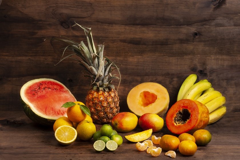 Foto colorida de várias frutas