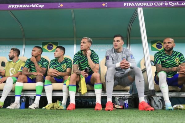 Com time reserva, Brasil busca garantir liderança do grupo em jogo