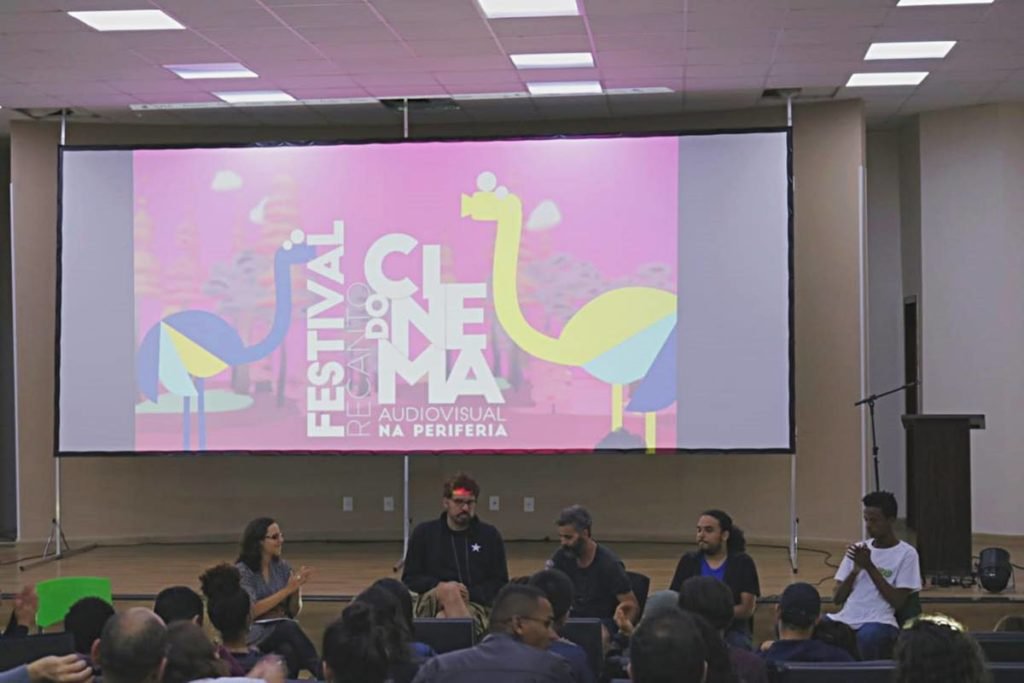 pessoas em sala conversando - metrópoles