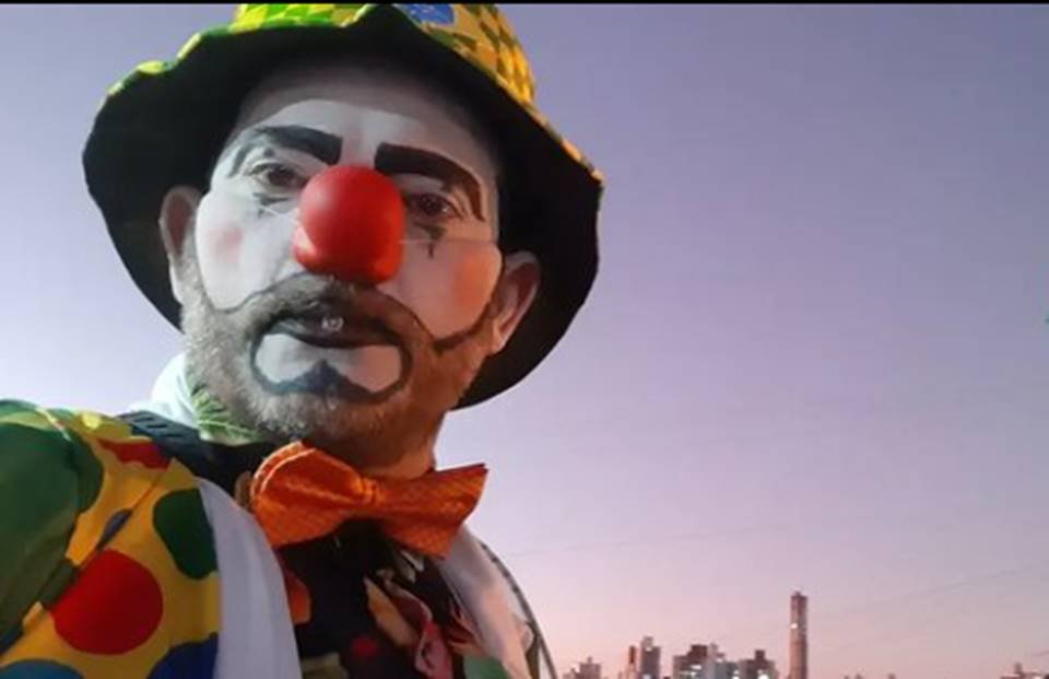 homem pintado de palhaço