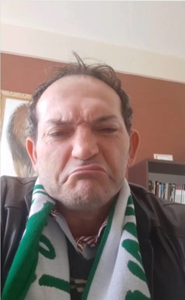 homem fazendo careta