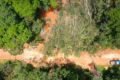Foto colorida de deslizamento de terra em rodovia o interior de São Paulo