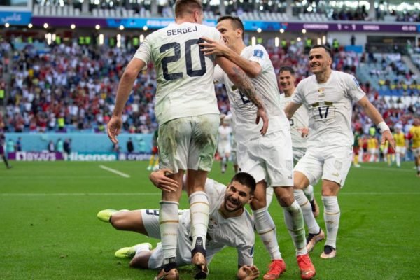Sérvia comemorando gol na Copa do Catar - Metrópoles