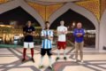 Cleber Machado, no estúdio virtual da Globo, cruza os braços e imita poses de Mbappé, Messi e Lewandowski - Metrópoles