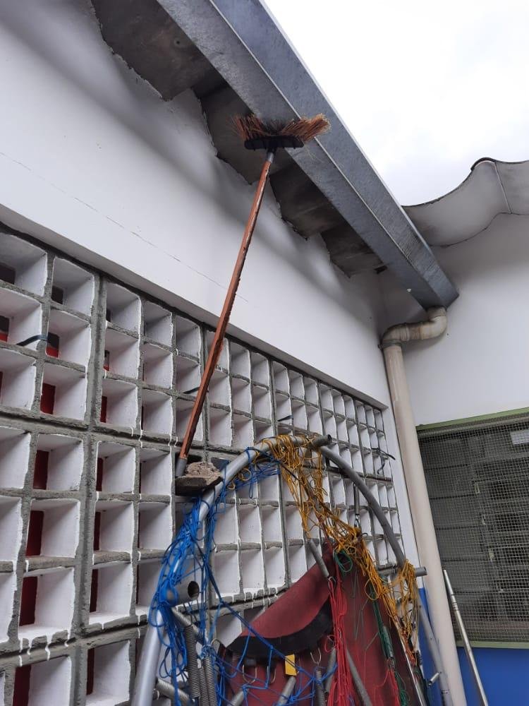 Calha da Creche Floresta Encantada, em Carapicuíba, é sustentada por uma vassoura