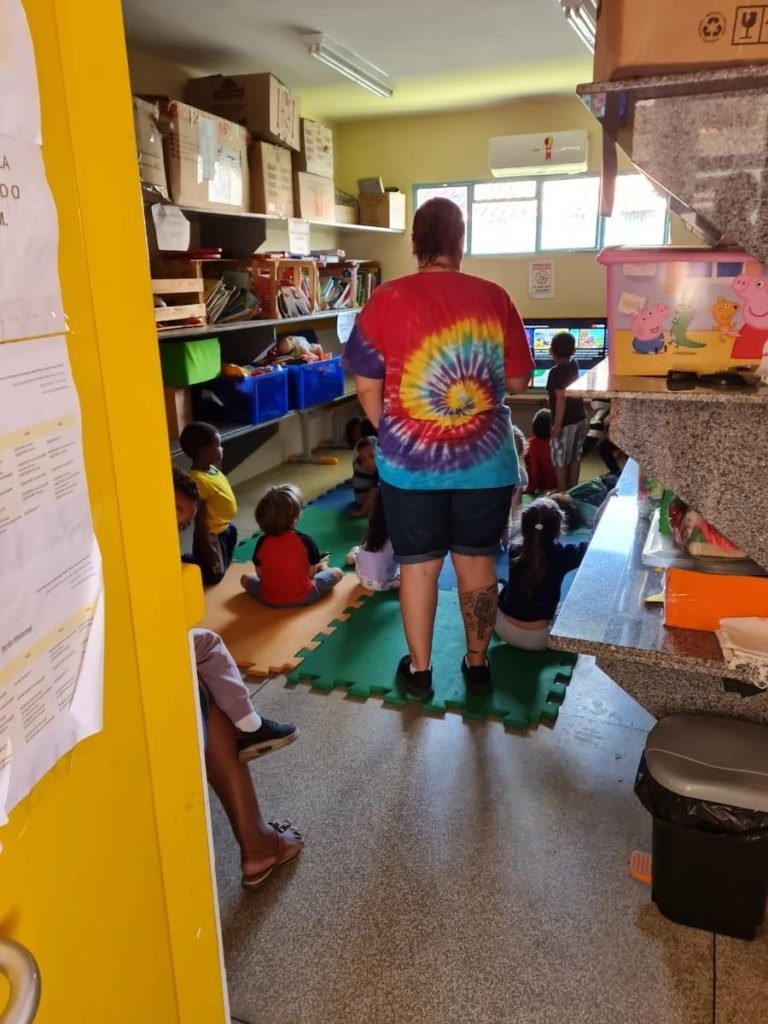 Sala de TV da Creche Municipal Maria Helena da Silva Alves, em Laranjal Paulista, é pequena e tem estoque de materiais pedagógicos