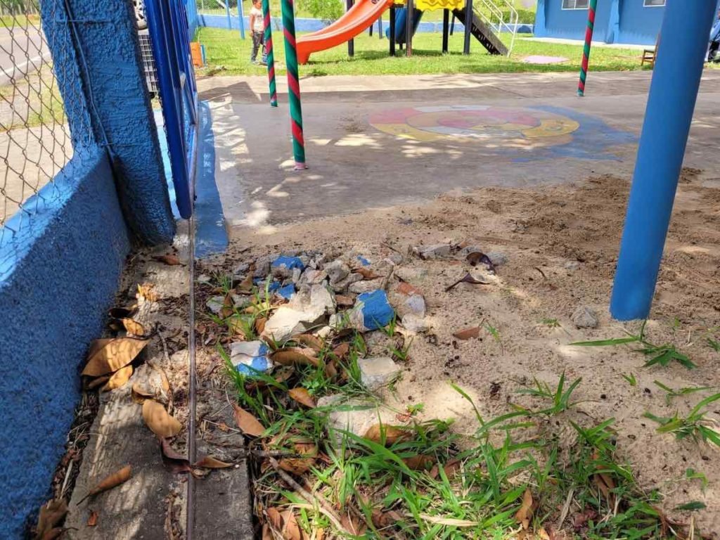 EMEB Lázaro Aguirre de Siqueira Filho, em Tietê, tem entulho em pátio infantil