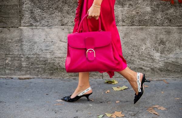 Detalhe de street style com bolsa rosa magenta - Metrópoles