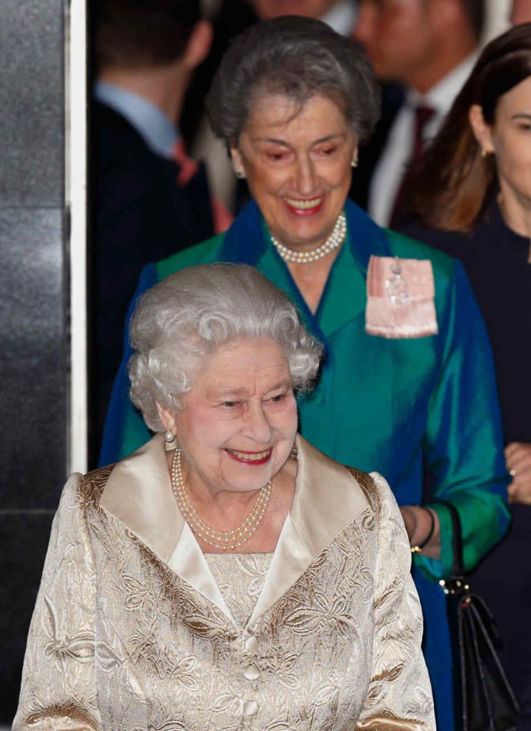 Na foto, Susan Hussey atrás da rainha Elizabeth II - Metrópoles