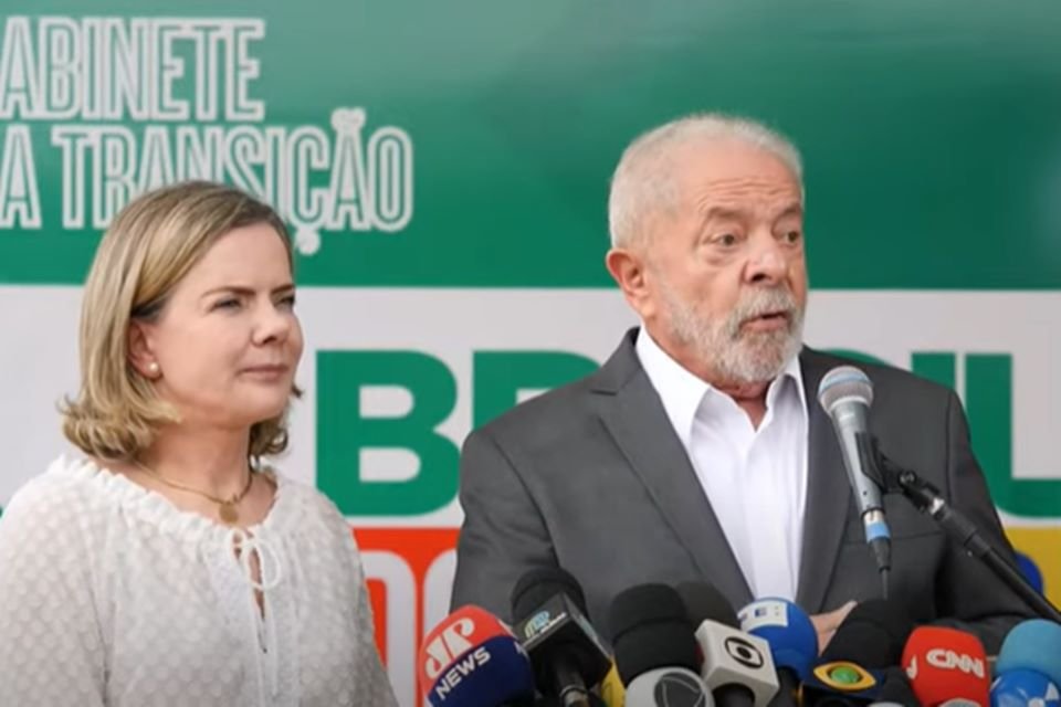 O presidente eleito Lula discursa ao lado da presidente do PT e membra da equipe de transição, Gleisi Hoffmann. Ele fala à imprensa - Metrópoles