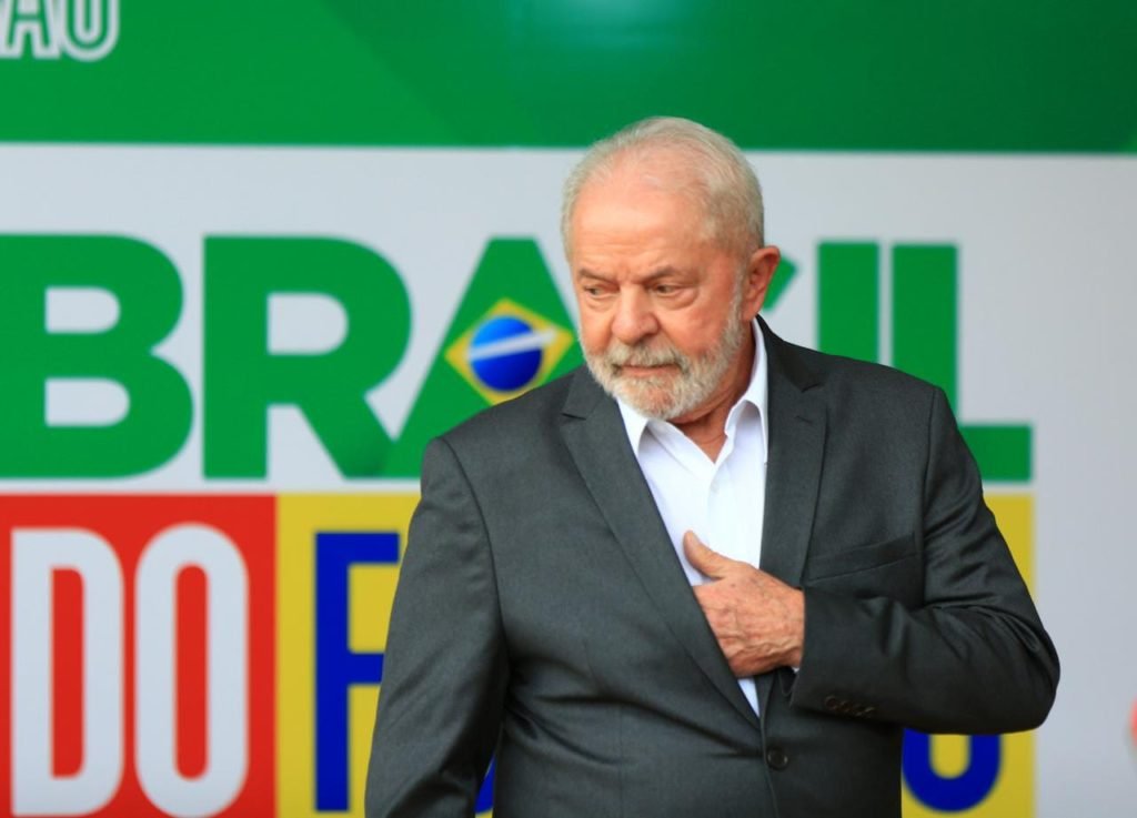 El presidente electo Lula habla con la prensa sobre su semana en Brasilia y el gobierno de transición.  En la foto ajusta su traje - Metropoles