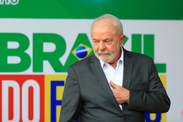 Presidente eleito, Lula, fala com a imprensa sobre a semana em Brasília e sobre o governo de transição. Na imagem, ele ajeita o terno - Metrópoles