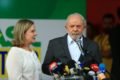 Presidente eleito, Lula, fala com a imprensa sobre uma semana em Brasília e sobre o governo de transição.  Na imagem, ele aparece ao lado da presidente do PT, Gleisi Hoffmann - Metrópoles