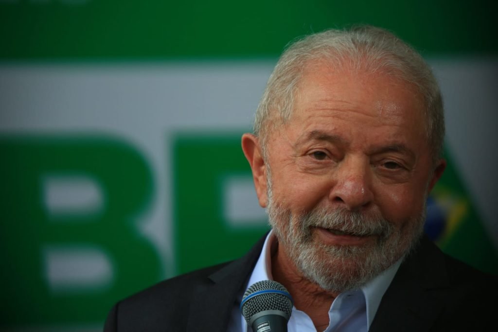El presidente electo Lula habla con la prensa sobre su semana en Brasilia y el gobierno de transición.  En la imagen sostiene un micrófono - Metrópolis