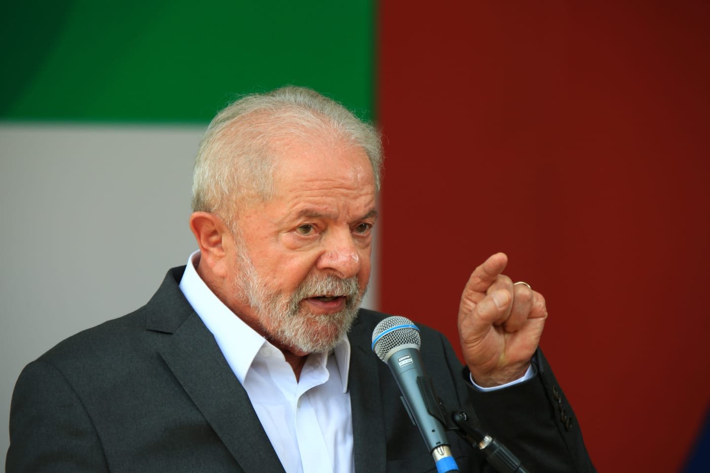 Presidente eleito, Lula, fala com a imprensa sobre a semana em Brasília e sobre o governo de transição. Na imagem, ele segura um microfone - Metrópoles