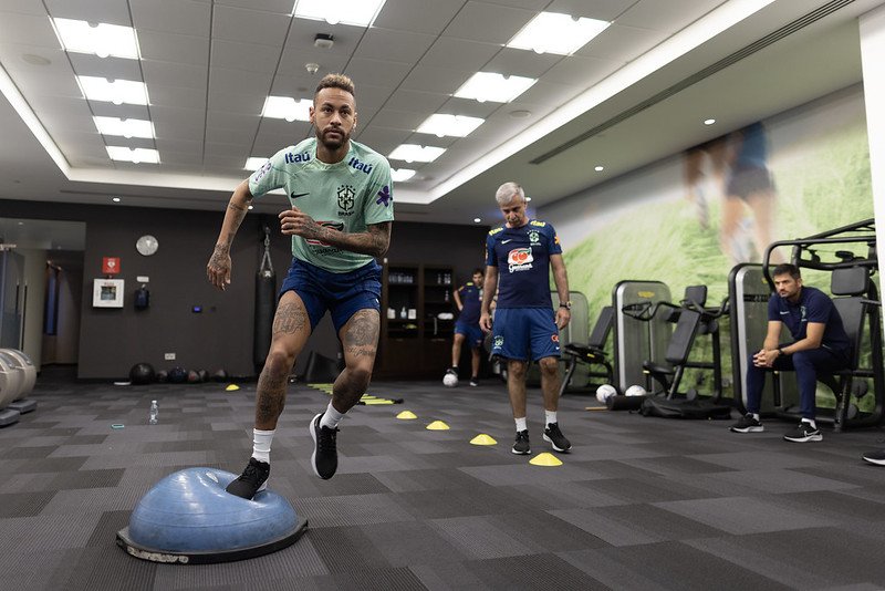 O atacante da seleção brasileira, Neymar, trina com bola em academia de hotel para a Copa do Mundo do Catar - Metrópoles