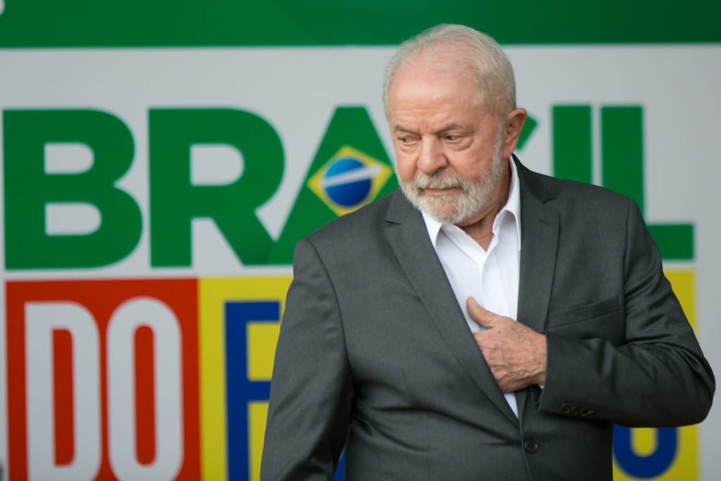 Presidente eleito, Lula, fala com a imprensa sobre a semana em Brasília e sobre o governo de transição. Na imagem, ele ajeita o terno - Metrópoles