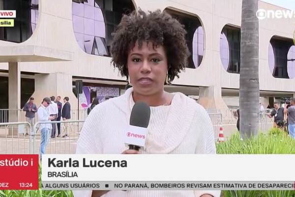 Karla Lucena, repórter da Globo em Brasília, com black power e roupa clara - Metrópoles