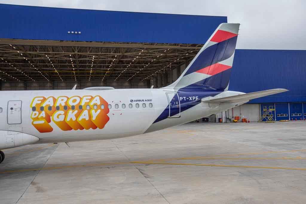 Foto colorida de avião fretado para Farofa da Gkay