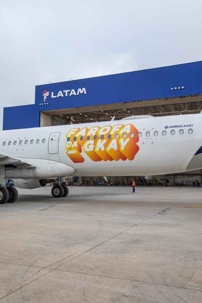 Foto colorida de avião fretado para Farofa da Gkay