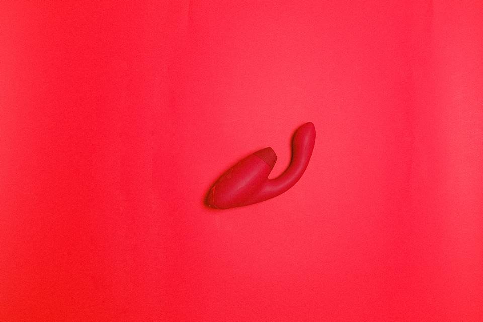 Sex toy vermelho em um fundo vermelho - Metrópoles