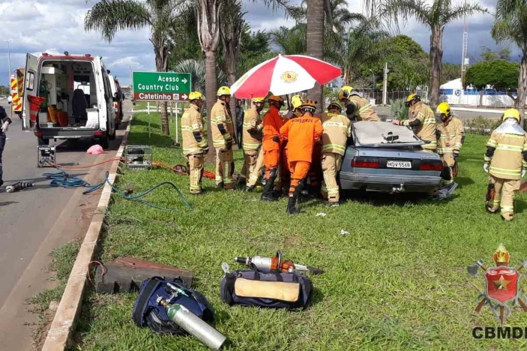 Casal morre em acidente após motorista bater em árvore e carro se partir ao  meio em rodovia de MT, Mato Grosso