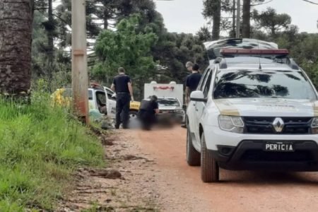 fotografia de carros de polícia em zona de chácaras próxima a curitiba